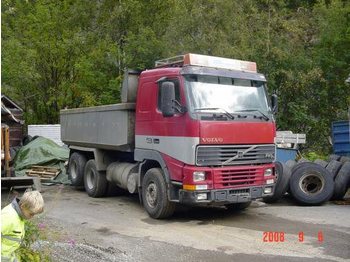 VOLVO  - Plachtové nákladné vozidlo