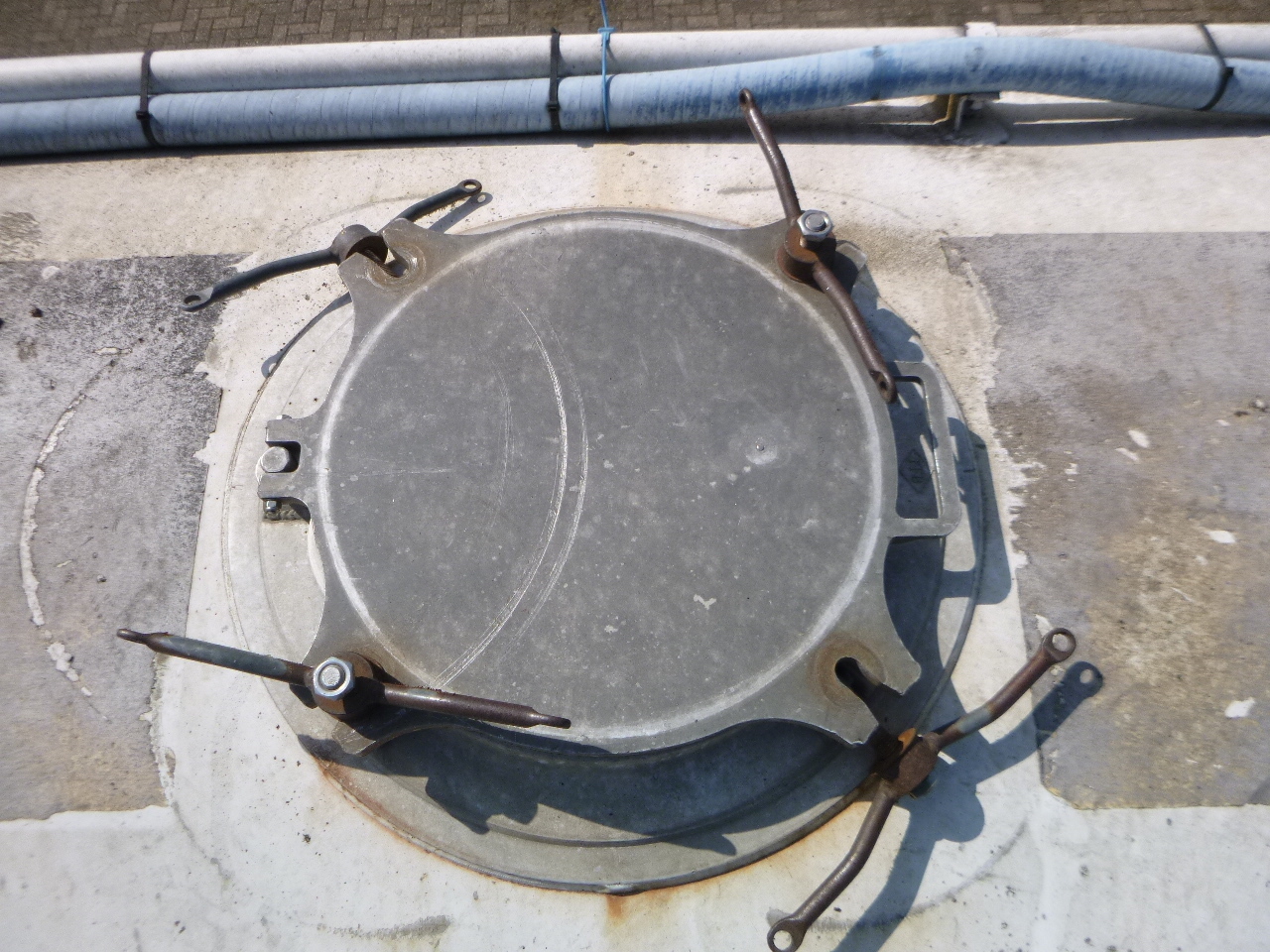 Cisternový náves na prepravu múky Feldbinder Powder tank alu 63 m3 / 1 comp (tipping): obrázok 7